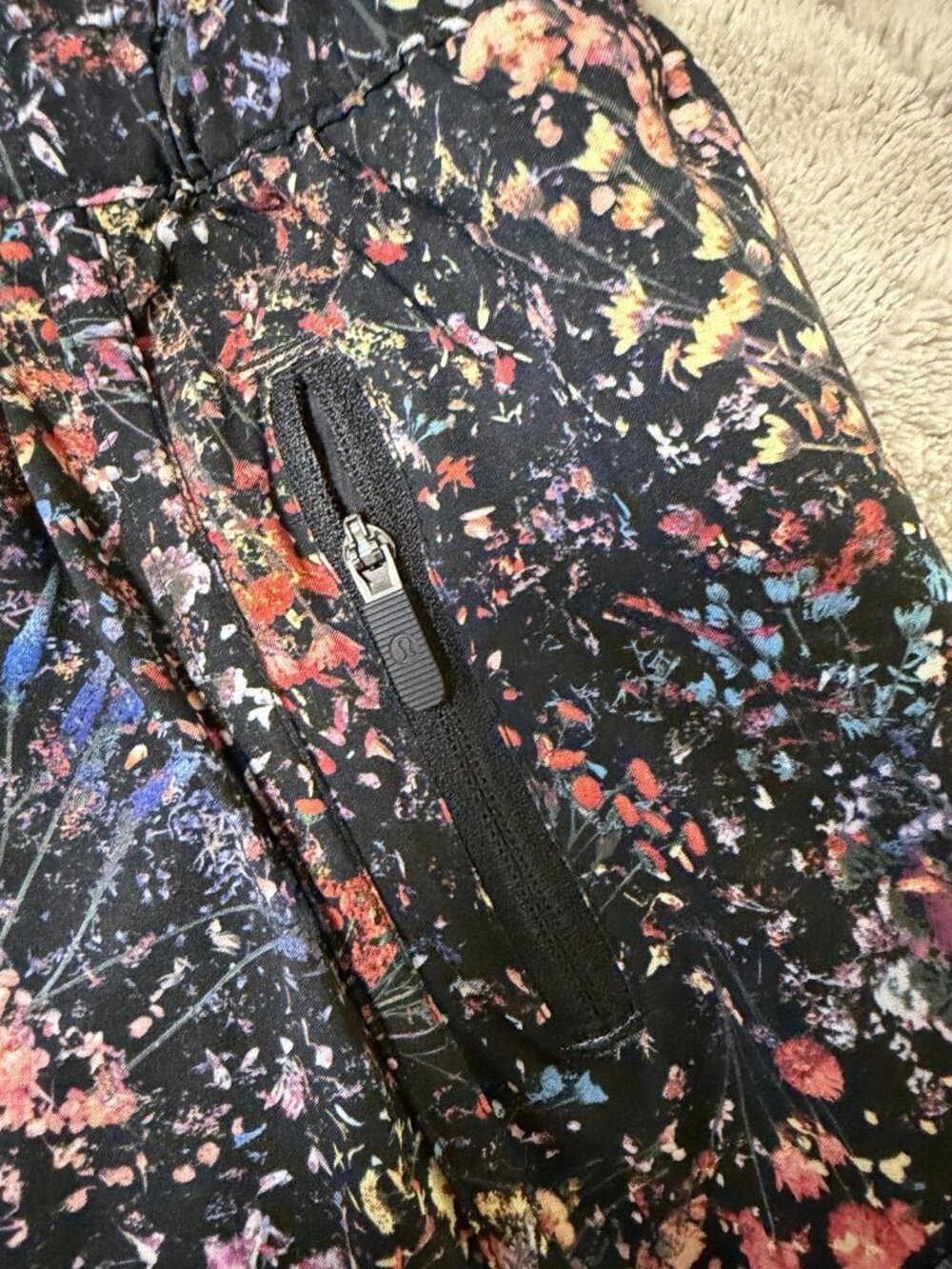 Lululemon Hotty Hot Short II *Long 4" Flowerescent Multi /Black | SIZE 12 NEW! - Picture 4 of 7